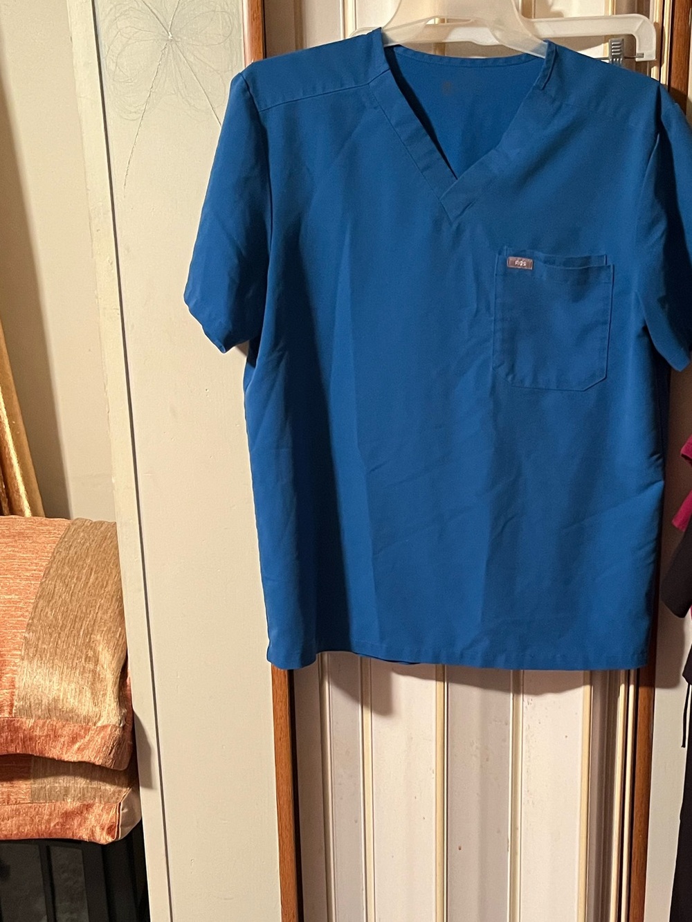 Figs Men’s V-Neck Medical Scrub Top in Royal Blue